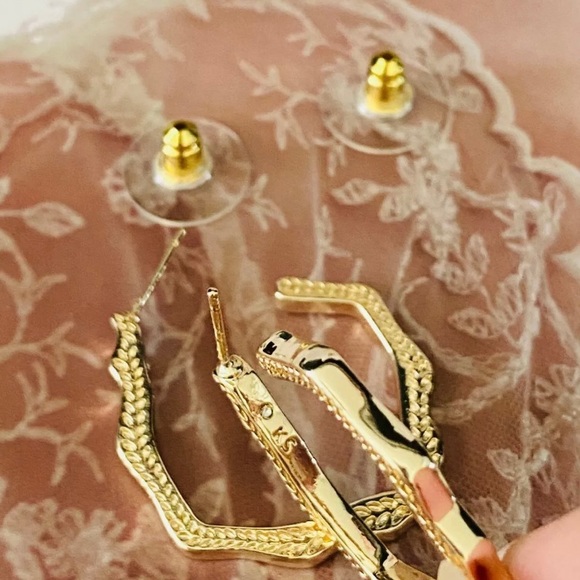 KENDRA SCOTT Gold Miku Open Hoop Earrings - Picture 8 of 10